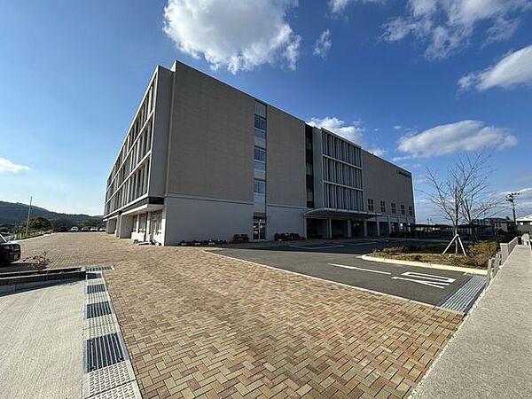 【中学校】当物件から2600ｍ(車約6分)先に田川西中学校があります。