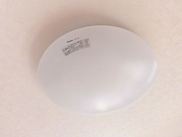 【同仕様写真】各居室の照明器具は新品交換します。照明器具は設置した状態でお引渡しを致しますのでお客様が別途ご購入いただく必要はございません。