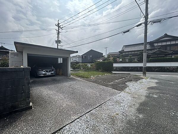 【リフォーム中】9/13更新　駐車場の写真です。倉庫を解体するので広々とした駐車場に変わります。