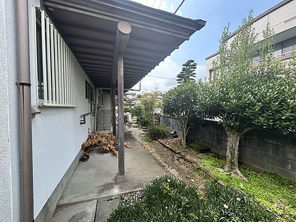 【リフォーム中】9/13更新　庭の写真です。木を伐採後、砕石を敷きます。