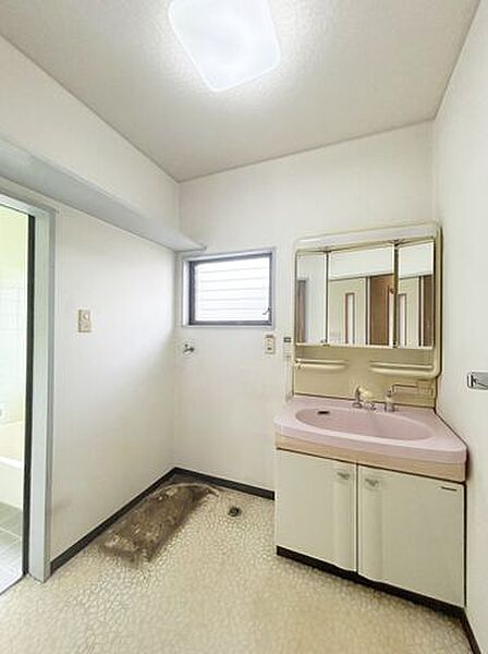 【リフォーム前】洗面脱衣所の別角度写真です。