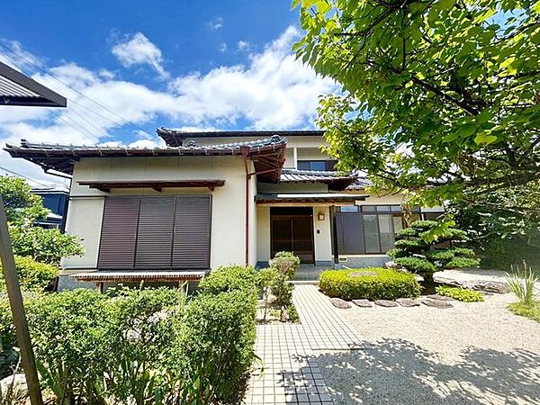 【リフォーム前】建物正面の写真です。