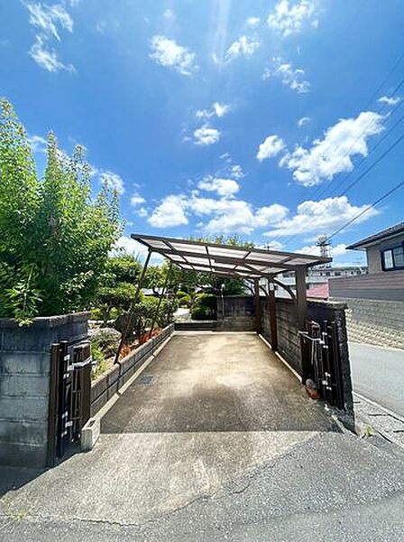 【リフォーム前】駐車場の写真です。