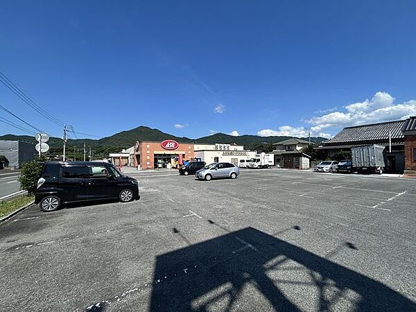 当物件から0.9km（徒歩で約12分）先にスーパーASO添田店があります。