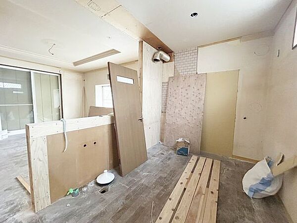 【リフォーム中　9/19撮影】キッチンの写真です。新品のシステムキッチンを設置します。対面キッチンは、料理中もご家族と顔を合わせながら会話が出来ます。