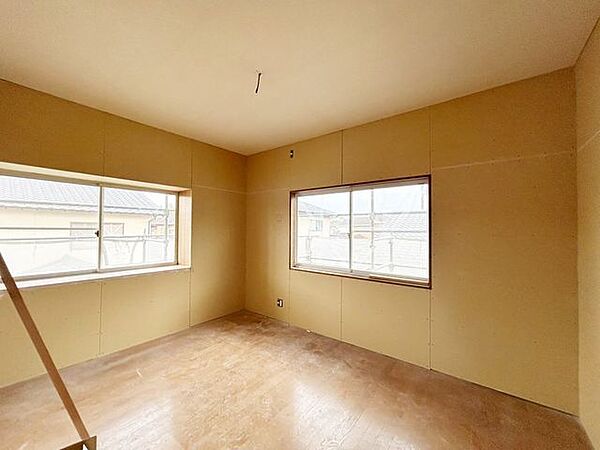 【リフォーム中　9/19撮影】2階東側洋室の写真です。2階の居室は全部屋2面採光となっており、陽当たり良好です。