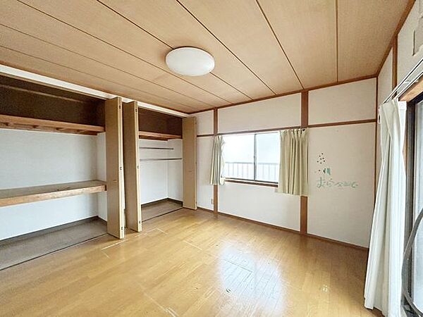 【リフォーム前】2階洋室8帖の別角度写真です。