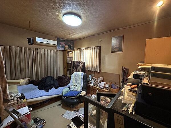 【リフォーム前】現況の2階洋室6帖の写真です。