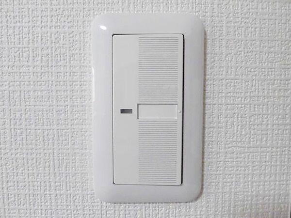【同仕様写真】照明スイッチはワイドタイプに交換します。毎日手に触れる部分なので気になりますよね。新品できれいですし、見た目もオシャレで押しやすいです。