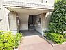エントランス：物件は2階の南東角部屋です。窓が多く陽当たりや風通しは良好です。