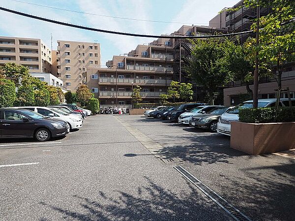 敷地内には駐車場が18区画（来客用駐車場も含む）備えています。