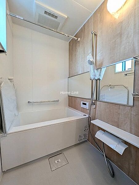 浴室乾燥機、追い焚き機能付きです。浴室窓あり。