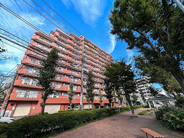 総戸数97戸のマンションです。最寄駅から徒歩4分という立地に加え、駅からは商店街が伸びているためお店が多く買い物も便利です。