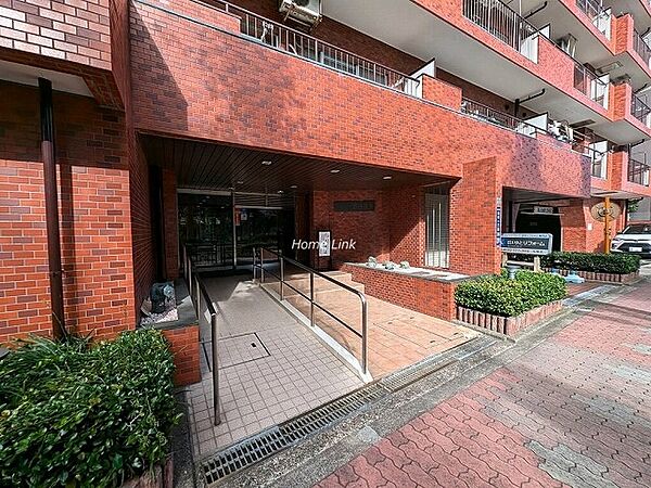 お部屋は10階角部屋、南西向きで陽あたりも通風も良好です。