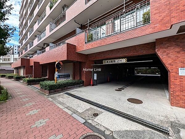 駐車場出入口。