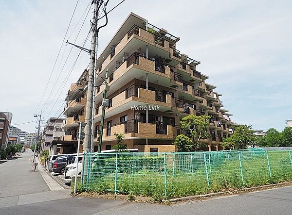 目の前に成増五丁目公園の緑が広がるとても閑静な場所です。