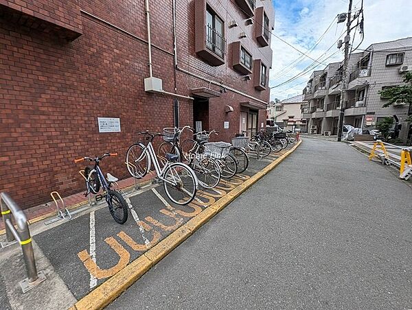 自転車がキレイに並べられる、倒れにくい駐輪場です。