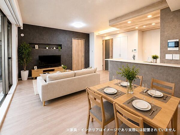 【リビング】リビングの壁一面は黒いアクセントクロスを採用しました。テレビを設置した上部を想定して横長のニッチを造作。小物や写真などを置いてアレンジできます。