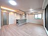 リビング/ダイニング：【リビング】9階の南東角部屋、南バルコニーで陽当たりがよく光もたくさん入るリビングです。室内リノベーション済み。収納スペースにこだわった間取りです。