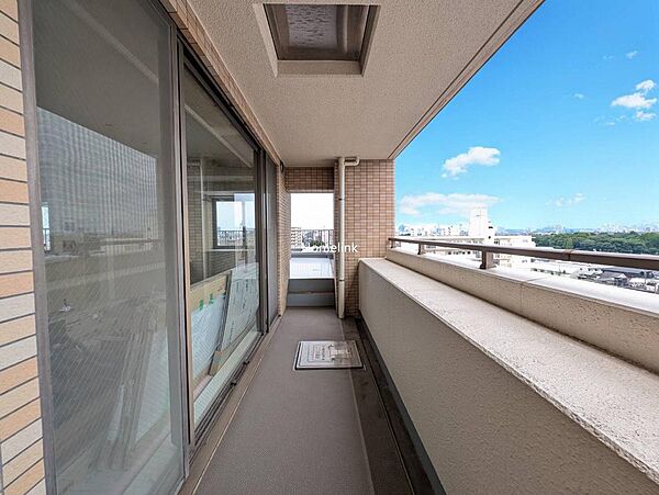 【バルコニー】南側のバルコニーからもルーフバルコニーへ繋がっています。