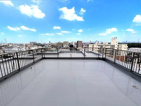【ルーフバルコニー】川越街道の五本けやき、再開発中の上板橋駅南口、城北中央公園など各方面の様子を見ることができます。