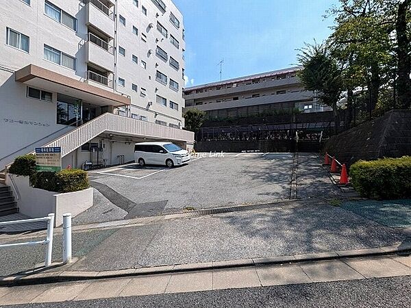 駐車場出入口。