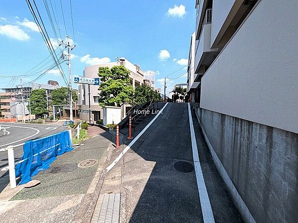 駐車場出入口。