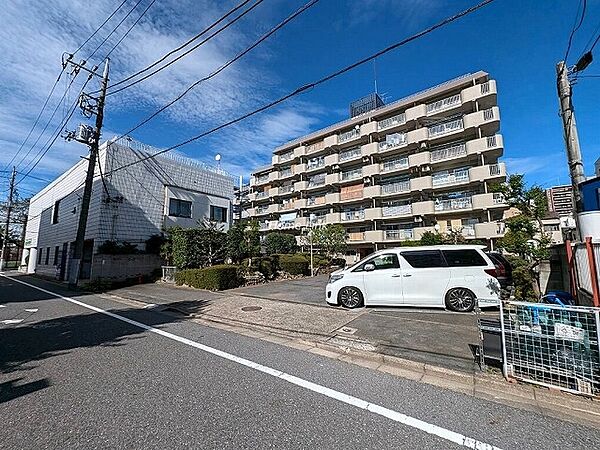 管理形態は自主管理のマンションですが、共用部の清掃作業は委託しているので清掃員の方が綺麗にしてくれてます。