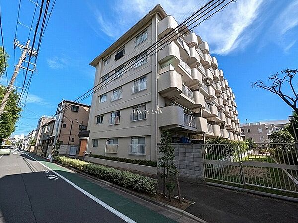 マンション敷地北側に城北交通公園が隣接しており、緑豊かなで静かな住環境です。休日は公園で、家族の時間を過ごすのもいいですね。