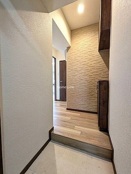 【玄関】クランクイン玄関のため玄関から室内が見えずプライバシーが守られる間取りです。