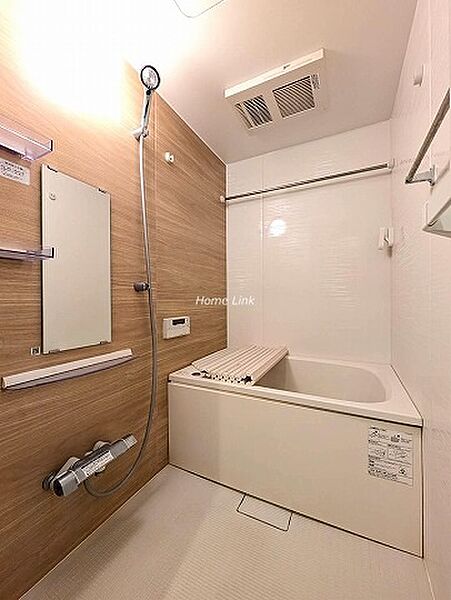 【浴室】追炊き、浴室乾燥機付き。壁は磁石が付くので好きな位置にラックやフックを取り付けられて、またお掃除も楽です。