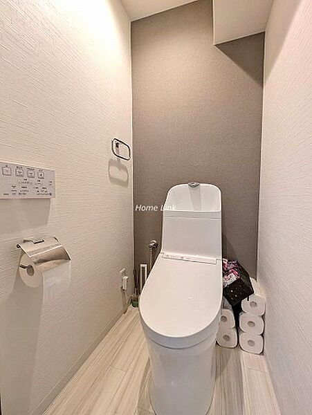 【トイレ】ウォシュレット付きのトイレです。お掃除のしやすいタンク一体型の便器で、操作のしやすい壁リモコン仕様です。