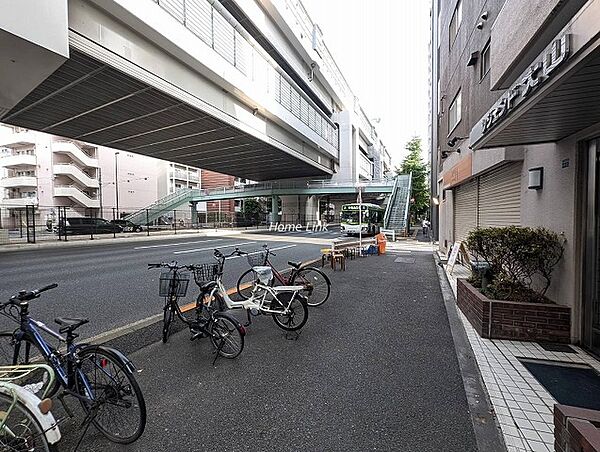 【前面道路】エントランスから見える歩道橋にバス停があります。池袋駅西口からバス乗車９分でマンションエントランスまで1分（約25m）のバス停にアクセスできるところも便利です。
