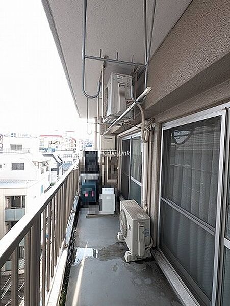 【バルコニー】バルコニーは南向きで洗濯物もよく乾きそうです。