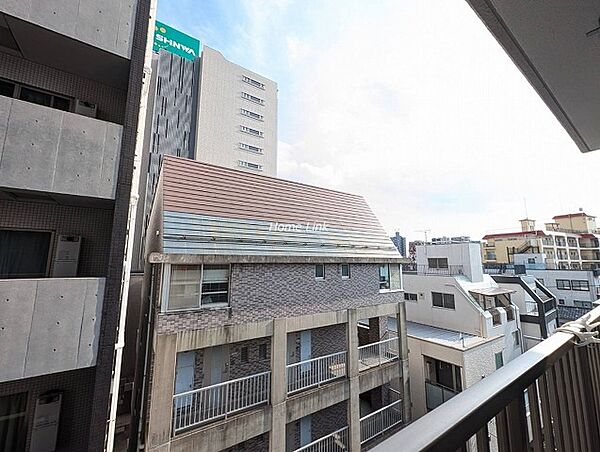 【眺望】斜め左にマンションが建っていますが、正面から右方向にかけて眺望が抜けていて午後の陽当たりは特に良好です。