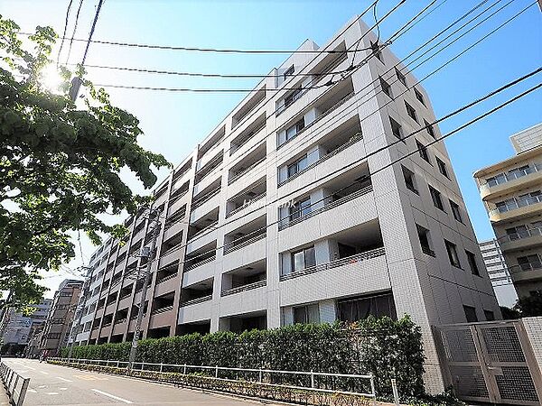 駅前に24時間営業のスーパーマルエツ、敷地南側の道路向かいにはショッピングモールもあり便利な環境です。