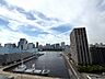 バルコニー：【眺望】リビングの窓は足元から天井まである大きな開口部です。光がたくさん入ると共に、常に開放感ある眺望が目に入ってきます。