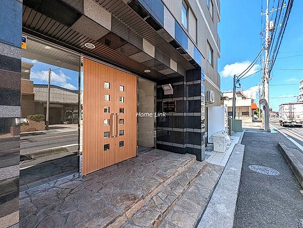 【エントランス】マンションは新耐震基準施工、2020年12月に大規模修繕工事を実施済みです。