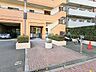 エントランス：国道の歩道をそのまま進んでマンションに辿り着く安心の道のりです。