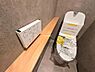 トイレ：【トイレ】替えのトイレットペーパーや小物も飾れるカウンターをつくりました。