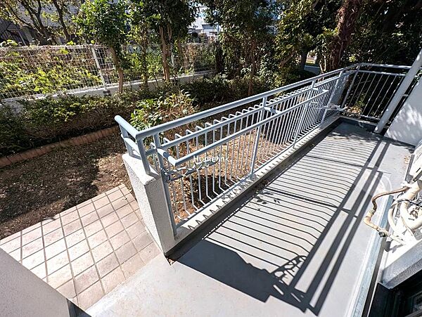 【バルコニー】南向きのバルコニーは陽当たり良好です。バルコニーからテラス、専用庭へと繋がります。