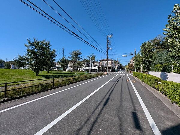 【エントランス前道路】周囲は閑静な住宅地です。エントランスの道路向かいは公園になり、緑豊かでのびのびした環境です。