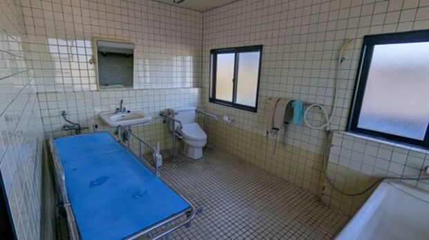 2Ｆにはユーティリティがあり、介護仕様の大きめの浴槽とトイレがあり、隣の洋室にも繋がっています。