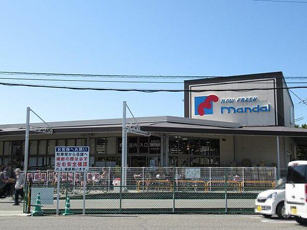 万代尼崎食満店まで750m 関西圏を中心としたスーパーマーケットの万台です。駐車場が広く入りやすく、青果、野菜、鮮魚、日用品など生活に必要なものが揃っています。