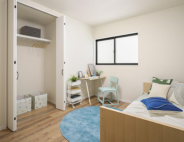 全室クローゼット付きです。洋服の収納や、学習用品、おもちゃなどの収納にピッタリです。小さいうちからお片付けの習慣が身に付くかも。