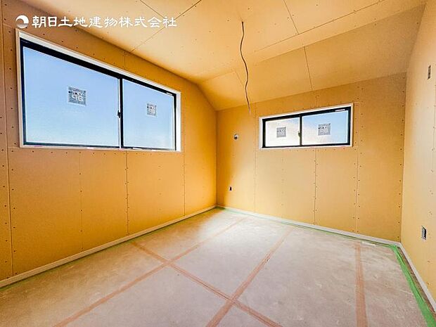 【洋室】2面採光の明るい居室　収納も完備