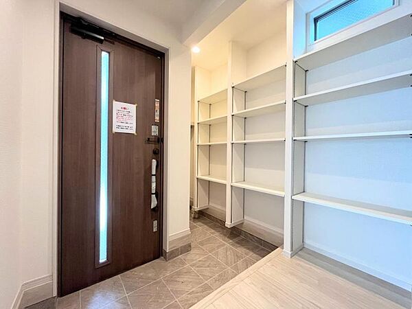 【玄関】家族の帰りを待ち、訪れる方を優しく迎える。そんな安らぎに満ちた生活空間を予感させる