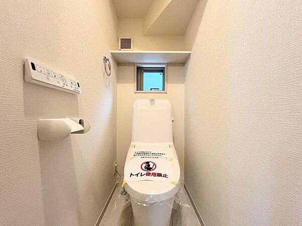 【トイレ】ゆとりをもったトイレの広さ、白ベースに清潔感ある空間です。