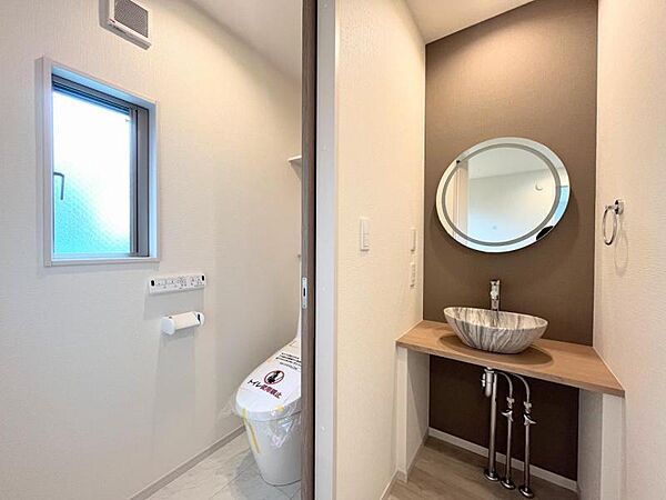 【洗面所】トイレの前にも独立した洗面を設けました。