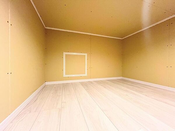 【小屋裏】縦空間を有効に活用する一戸建てならではの屋根裏収納。